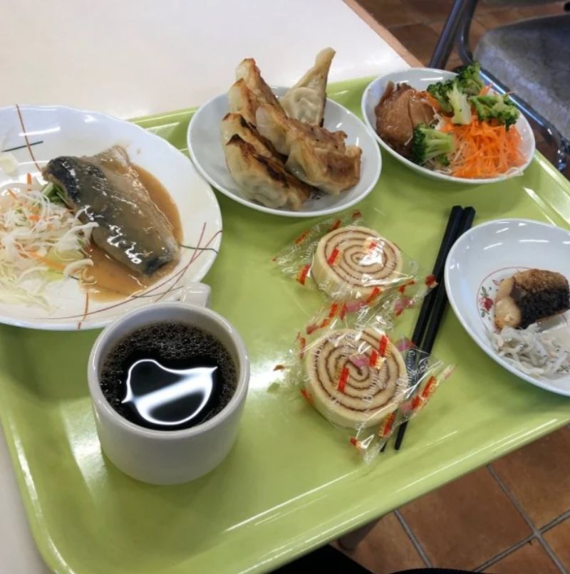 ▲日本駕訓班學校提供許多餐點，讓網友們看了相當羨慕。（圖／翻攝自《Dcard》