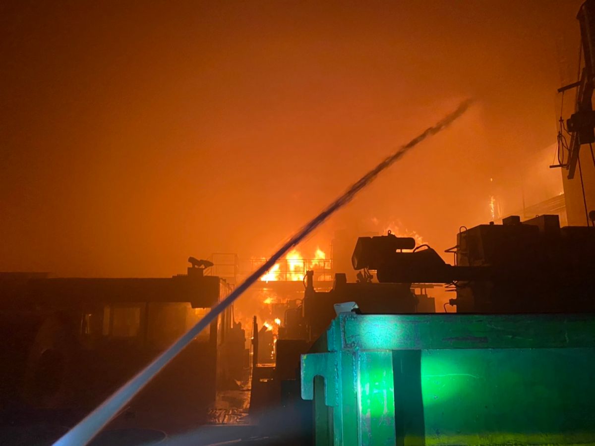 ▲岡山區興隆街燁聯鋼鐵驚傳火警，消防人員持續射水防護中。（圖／翻攝畫面）