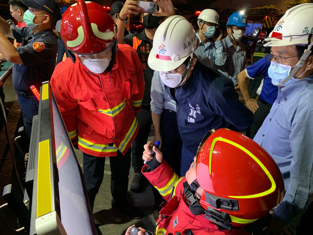 ▲高雄市長陳其邁及多位局處首長已進駐火災現場的前進指揮所。（圖／高雄市政府提供）