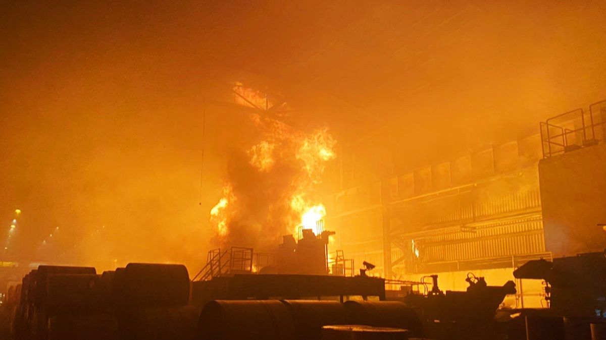 ▲燁聯鋼鐵公司昨（9）日發生火警，高雄市消防局共派出45車96人前往搶救，經過2個多小時後，終於把火勢撲滅，一位49歲員工送醫院照護中，意識清楚、無生命危險，市長陳其邁勒令工廠停工。（圖／高市府提供）