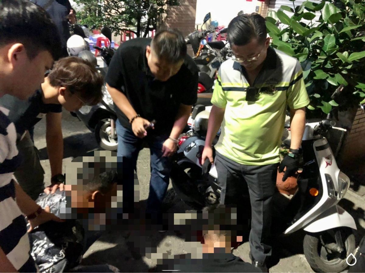 ▲苓雅分局昨(9)日晚間於小港區港順街將曾男壓制逮捕。(圖／記者郭凱杰翻攝)

