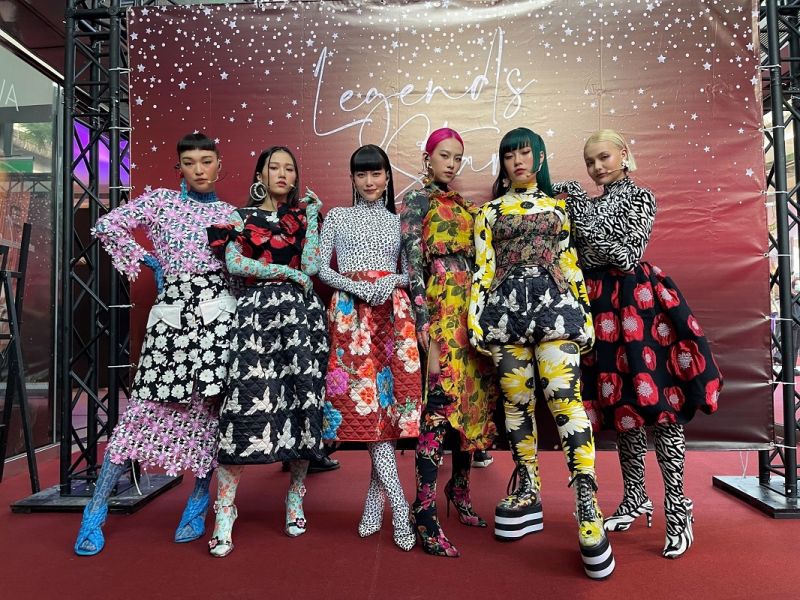 ▲HUR擔任時尚盛事「Breeze Night- 微風之夜」的開場嘉賓，主持人佼哥讚：「為台灣站上國際舞台的女子團體。」（圖／AOA ENTERTAINMENT LAB提供）