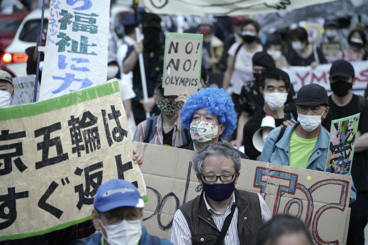 ▲昨（9）日有許多民眾聚集在體育場外抗議，呼籲日本政府中止東京奧運暨帕運。（圖／美聯社／達志影像）