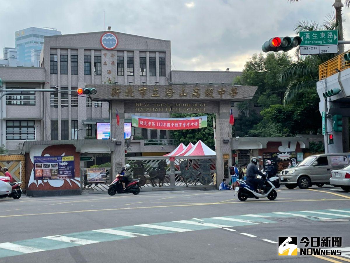 ▲新北市政府交通局會同警察局評估考場周邊道路的交通狀況後，包括海山高中、光復高中、華僑高中等12所考場的周邊，紅線仍不開放臨時停車。（圖／記者陳志仁攝）