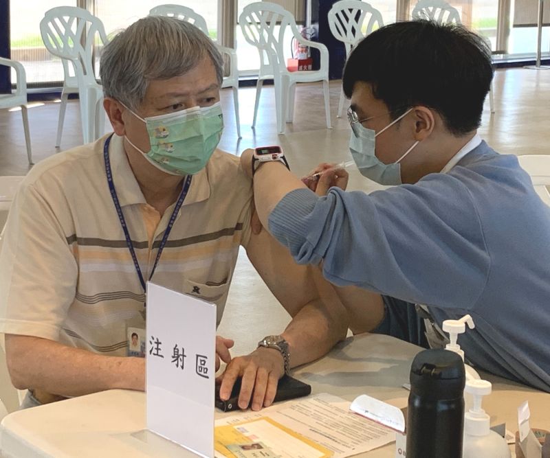 免疫保護力　台灣港務公司董事長李賢義施打新冠疫苗
