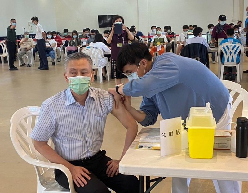 ▲台灣港務公司總經理陳劭良接受COVID-19疫苗接種。(圖／記者黃守作攝，2021.05.10)