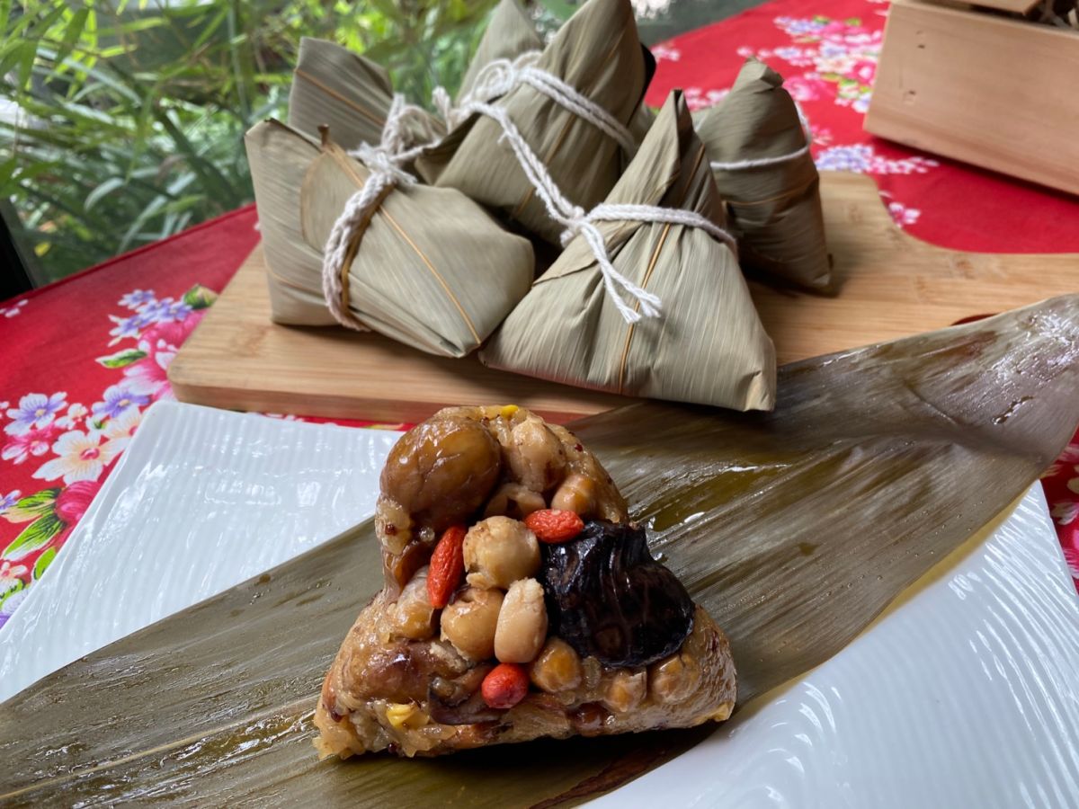 ▲台中市 寬心園限量「紅藜松露杏鮑粽」，餡料豐富又營養，多次贏得素粽評比金牌，擁有金牌素粽美譽。（圖／記者金武鳳攝，2021.5.10)