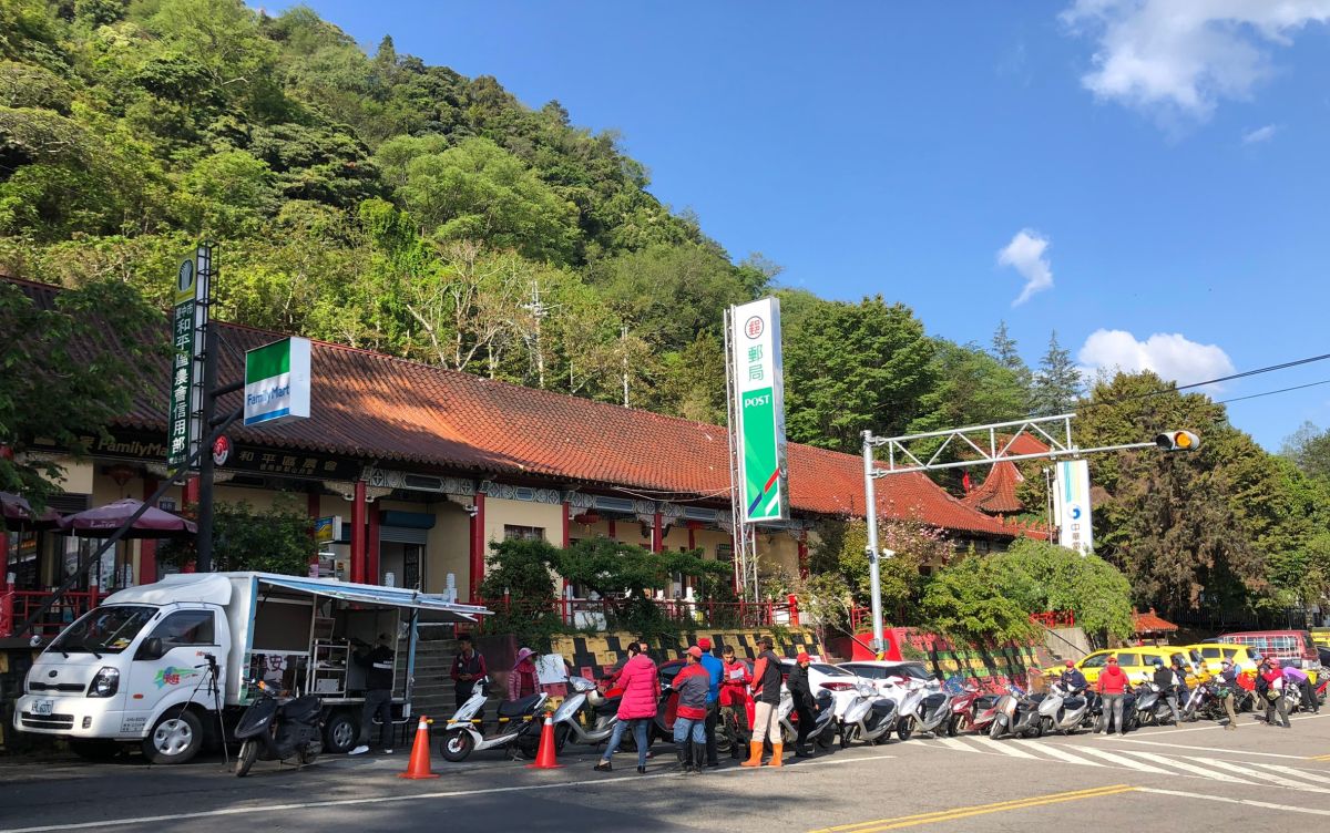 ▲台中市環保局便民服務，每年遠赴梨山地區辦理機車排氣定檢，獲民眾肯定。（圖／環保局提供）