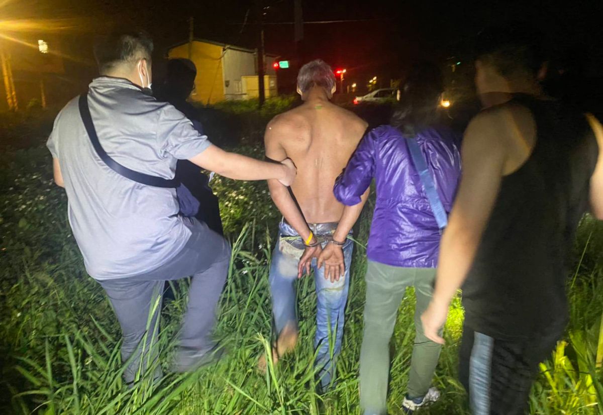 ▲2名平常相處就不睦的泰籍移工，昨天竟因曬衣服這種瑣事起了衝突，其中一名移工持刀將被害人刺死，嫌犯隨後在附近草叢中被捕。（圖／大園分局提供 ）