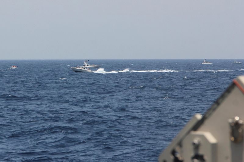 ▲美國國防部10日表示，美國海岸防衛隊一艘緝私艇在荷莫茲海峽（Straitof Hormuz）警告射擊30發子彈，因為有13艘伊朗海軍快艇逼近這艘緝私艇和其他美國海軍船艦。（圖／美聯社／達志影像）