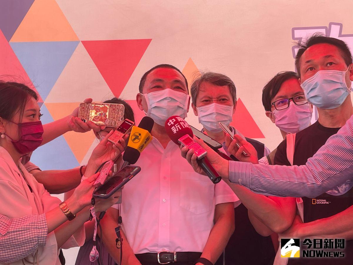 ▲新北市長侯友宜今（11）日表示，新北市已做好防疫升級的準備，只要中央一公布訊息，室外集會由原先的1000人限縮至500人，室內則限縮至100人。（圖／記者陳志仁攝，2021.05.11）