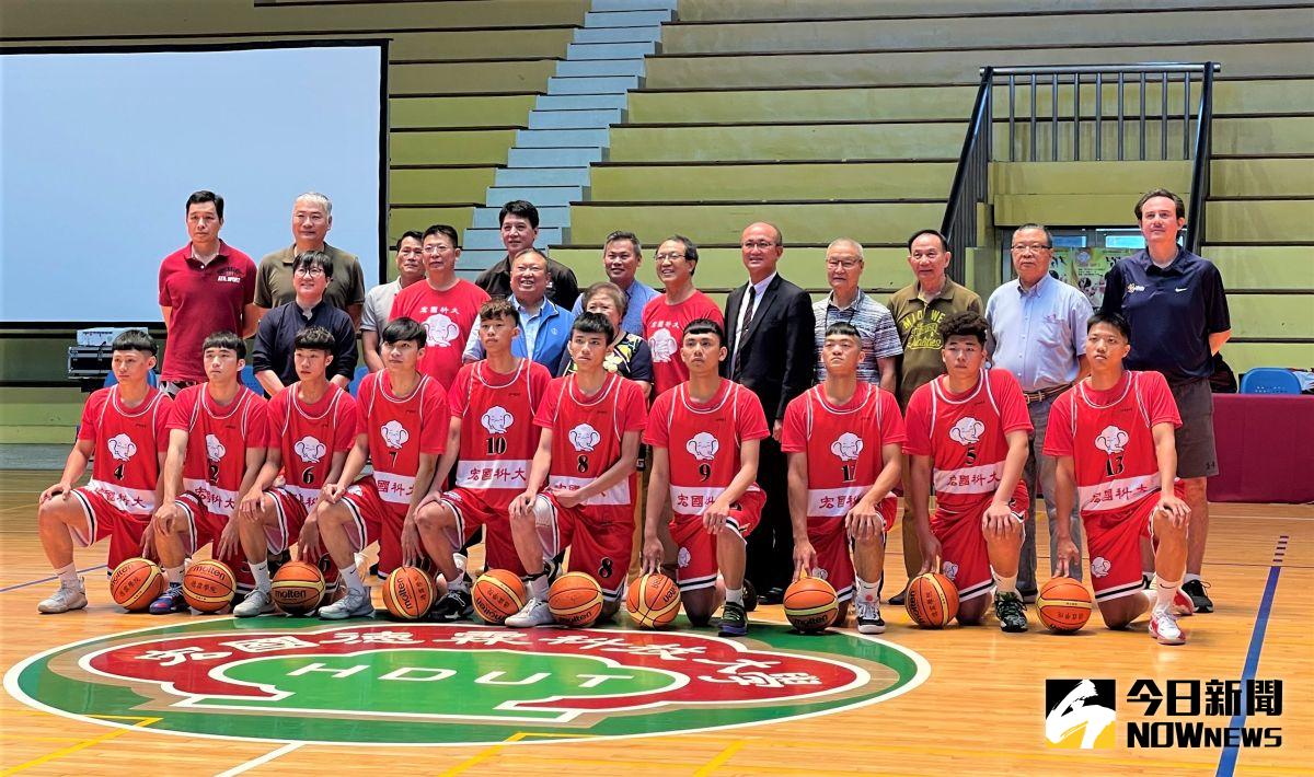 ▲「宏國象回來了」活動請到多位昔日宏國象球星，包含鄭志龍（後排右一）、周俊三、邱大宗等人出席。（圖／鍾東穎攝 ,2021.05.11）