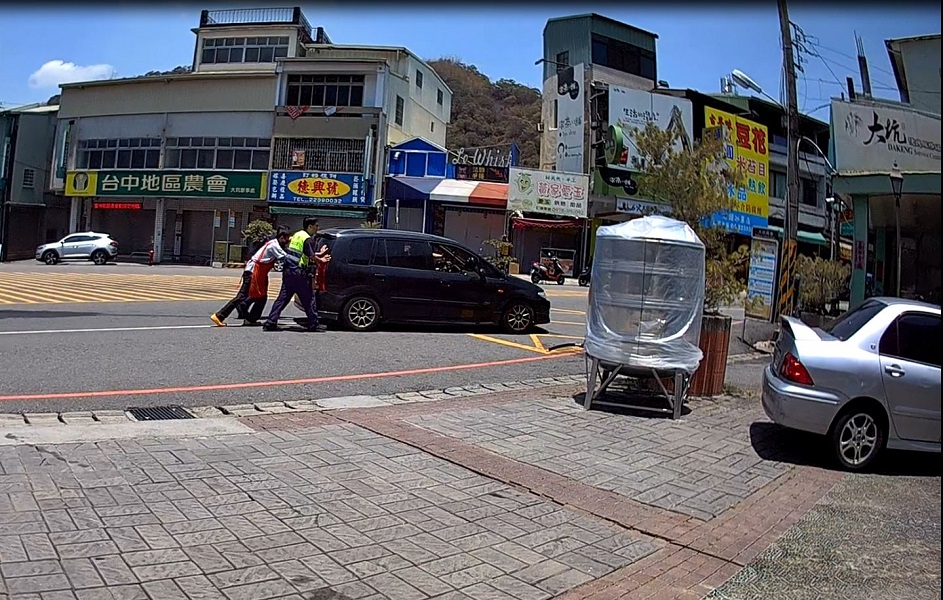 ▲東山派出所員警與民眾合力將拋錨的車輛推至路邊(圖/記者鄧力軍翻攝)