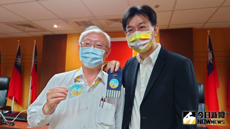 ▲高雄市衛生局長黃志中(左)、新聞局長董建宏(右)亮出「我接種你放心」貼紙,黃志中認為,醫療人員的接種就像是「我接種你放心」貼紙,疫苗是醫護人員另一個防護衣,在醫院裡面能夠建立另外一道防火牆很重要。(圖/記者鄭婷襄攝,2021.05.11)