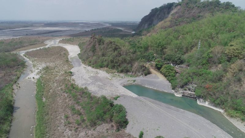 ▲空拍機掌握荖濃溪流向，確保水流進入高屏溪集水區內。（圖／高雄市水利局提供）