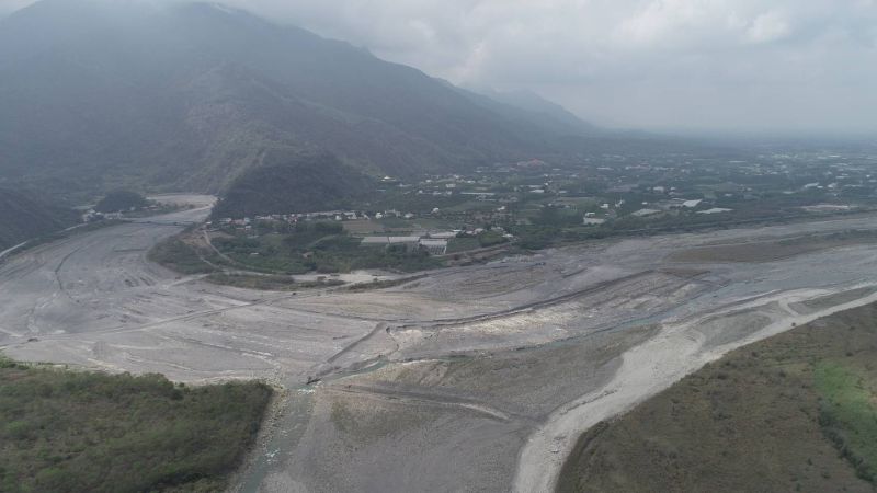 ▲高雄市攜手第七河川局出動空拍機掌握荖濃溪流向，確保水流進入高屏溪集水區內。（圖／高雄市水利局提供）