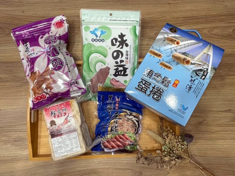 ▲A方案與味益食品行合作推出一口鮪魚鬆蛋捲、花殼脆鬆(櫻花蝦鬆)、鮪魚鬆等商品。（圖／屏東縣政府提供,