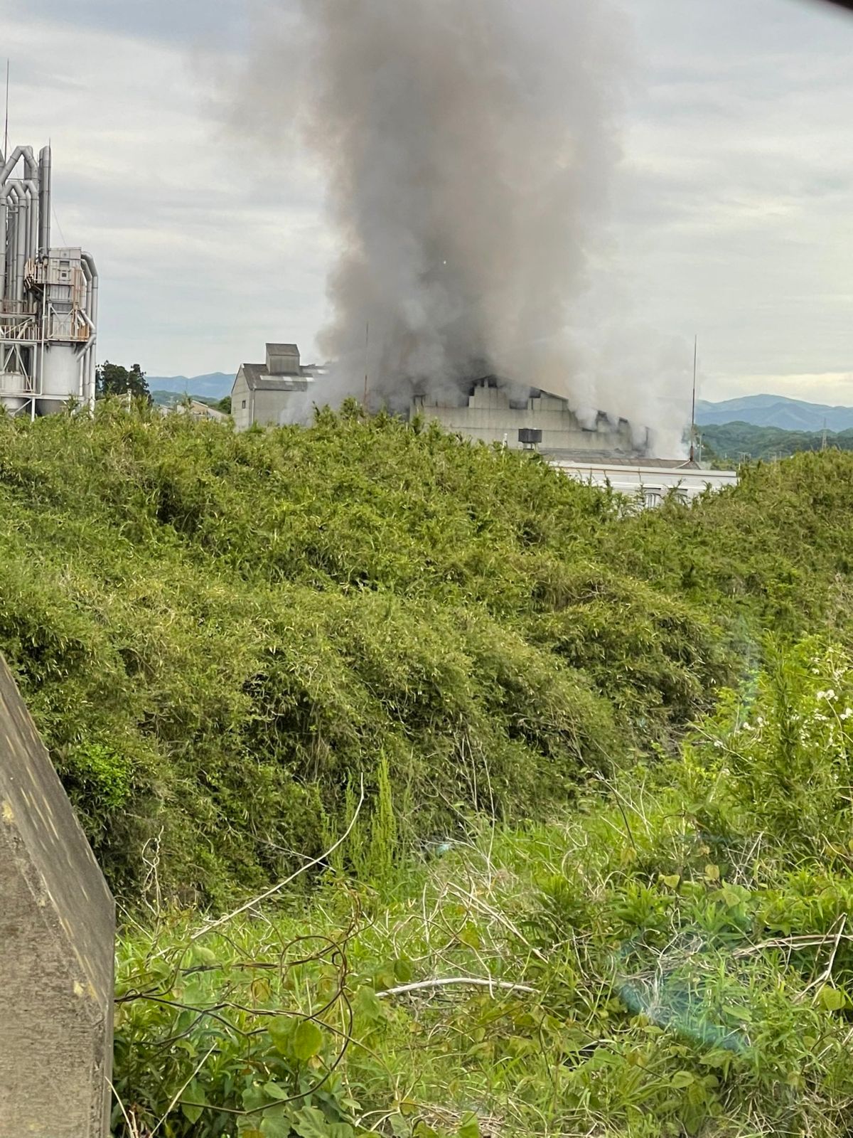 ▲福島縣磐城市的一處化學工廠在11日早上發生爆炸，造成4人輕重傷。（圖／翻攝自mameteppo430707推特）