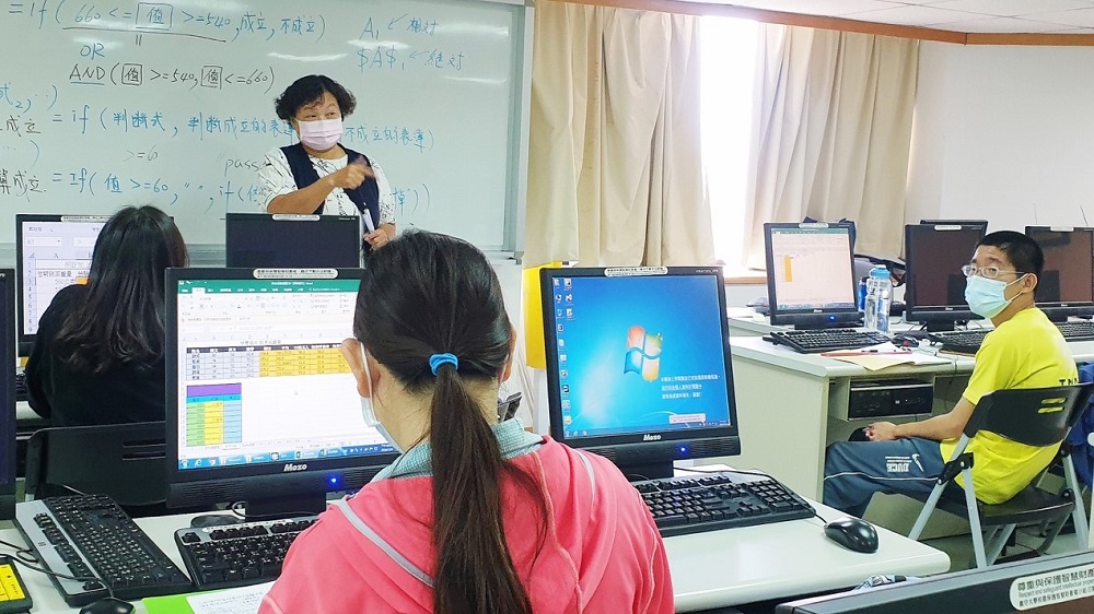 ▲高市府勞工局委託義守大學開辦「視障客服人員培訓班」。（圖／高市府勞工局提供）