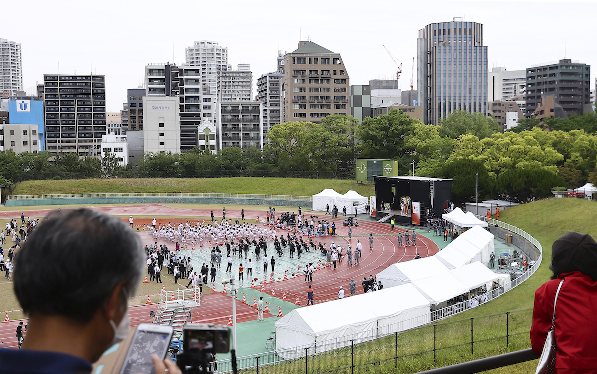 ▲受到新冠肺炎疫情影響，日本有些地區的聖火傳遞點火儀式改成無觀眾形式進行。（圖／美聯社／達志影像）