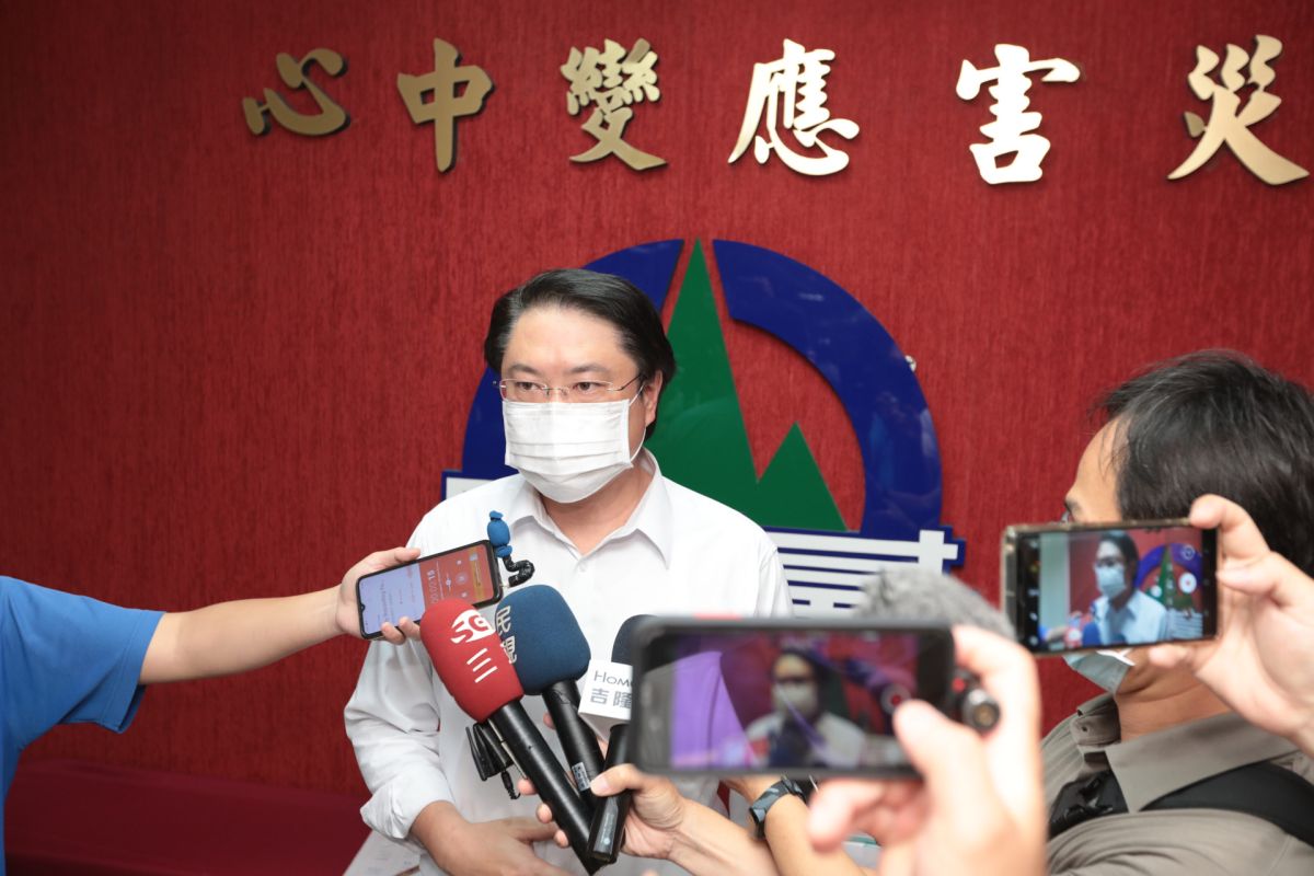 ▲基隆市長林右昌今（11）日下午緊急召開疫情應變會議，會中做成包括進出公有市場、廟口一律戴口罩，仁愛區健走、市運會取消等多項的結論。（圖／基隆市政府提供）