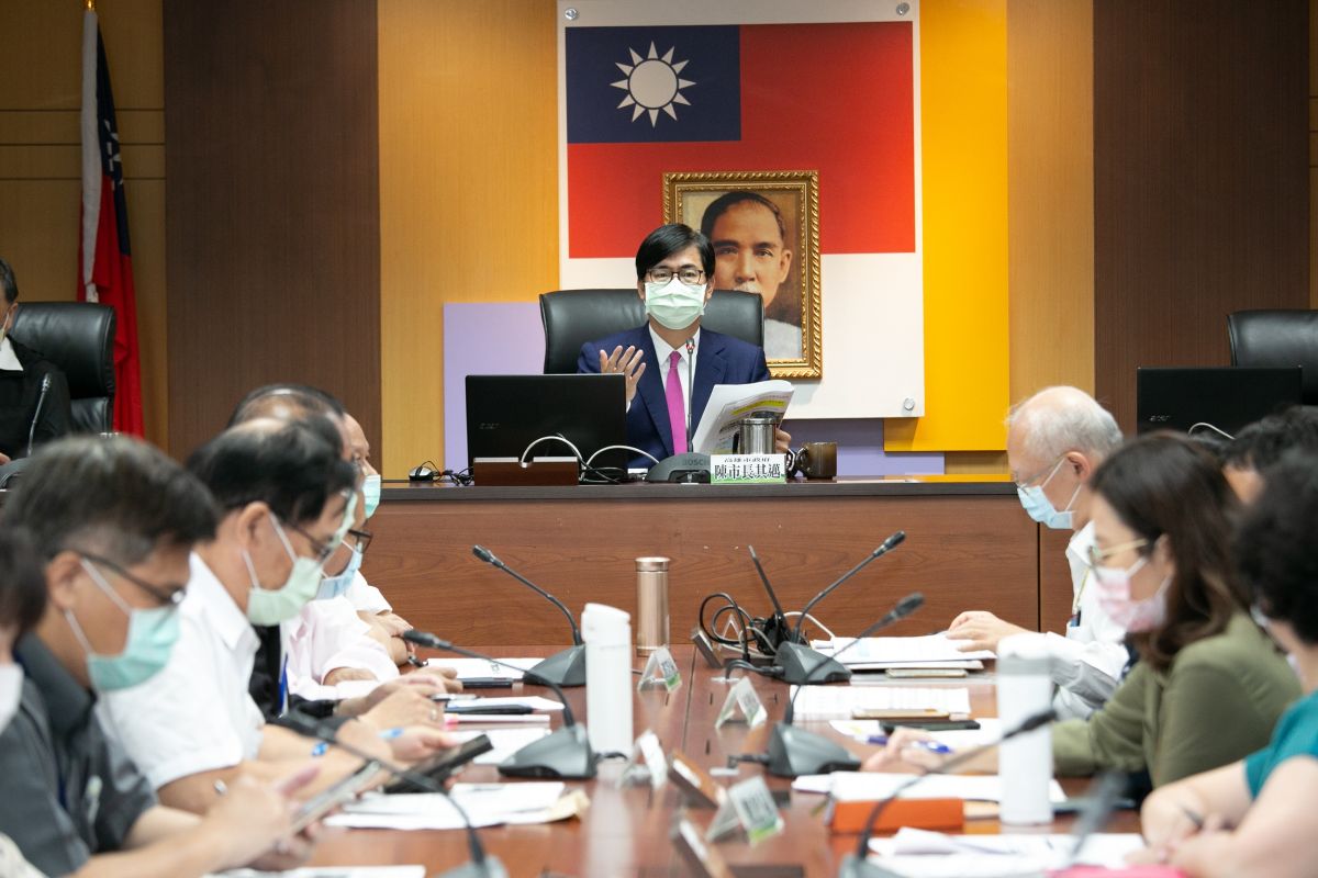 ▲高雄市長陳其邁今下午臨時召開防疫應變會議，並提出4項防疫原則，及醫院及長照機構加嚴10大措施及5大防疫升級措施。（圖／高市府提供）