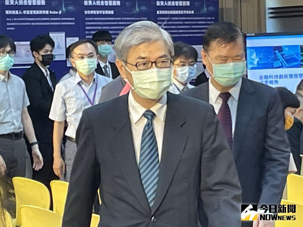 ▲針對新光金控經營權之爭，傳大股東吳東進向金管會求救，對此，金管會主委黃天牧今（16）日表示，見面只談希望他支持新光人壽增資。（圖／NOWnews資料照）