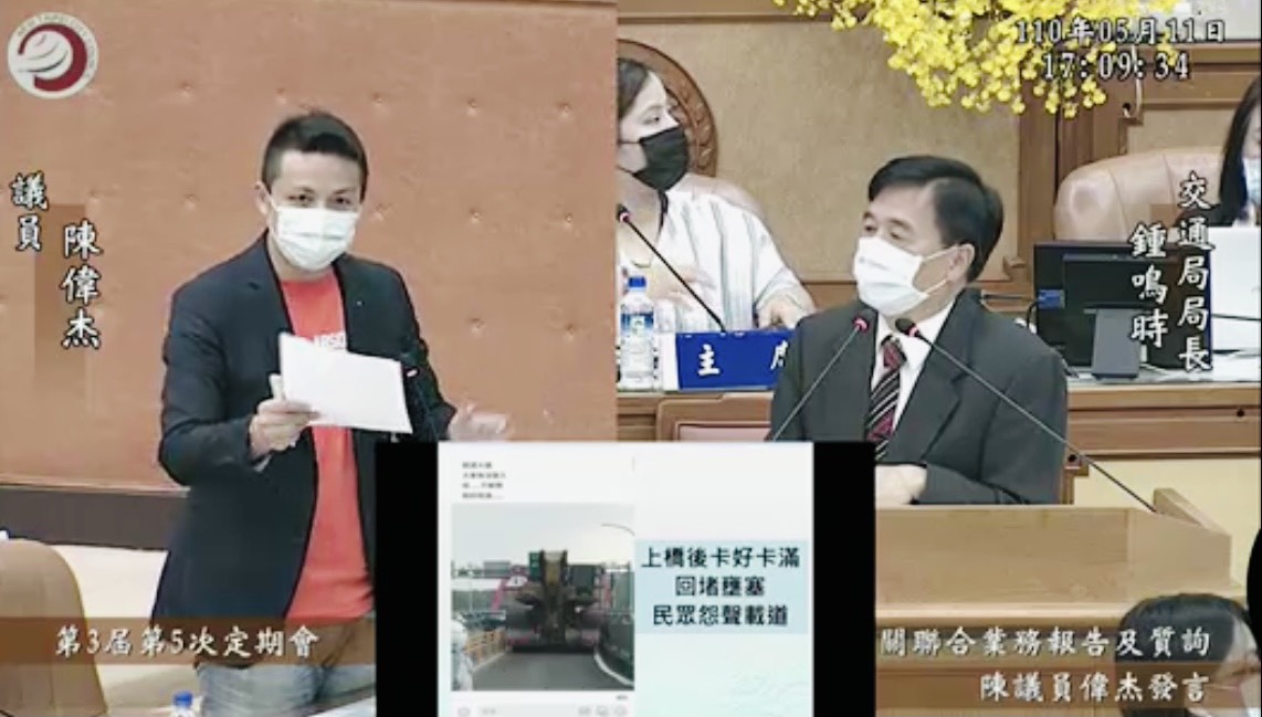 ▲陳偉杰指出，公路總局拿交通安全為由裝設分流防撞桿，卻沒有事先宣導、指引，若撞傷找誰賠償？（圖／新北市議員陳偉杰提供）