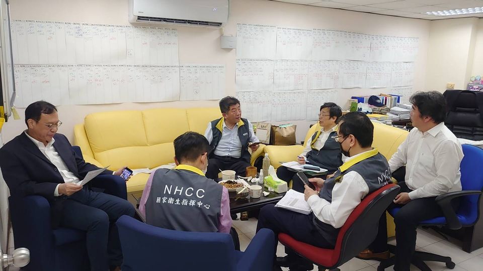 ▲昨（11）日深夜疫情指揮中心醫療應變組副組長王必勝，在臉書曬出指揮中心開會的照片，他表示，我們遭遇了疫情開始以來最嚴峻的挑戰，沒有別的辦法，只能勇敢的面對處理。（圖/翻攝王必勝臉書）