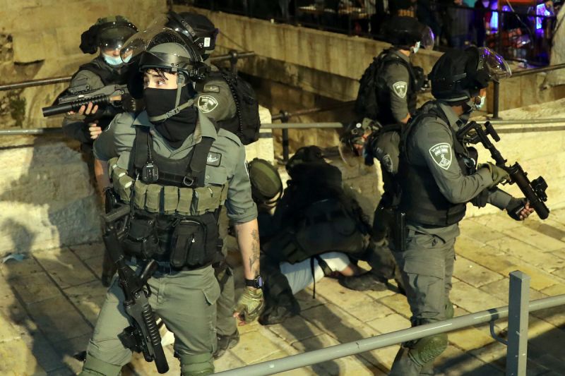 ▲以色列中部城市進入緊急狀態，警方控訴當地阿拉伯裔居民發動「大規模暴動」。（圖／美聯社／達志影像）