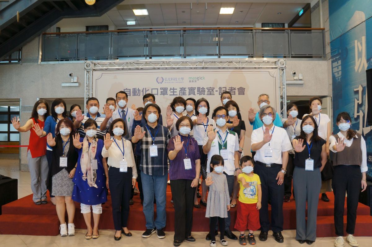 ▲弘光科大生產無耳掛黏貼式口罩，「只送不賣」捐贈口罩給社福團體(圖／弘光科大提供2021.5.12)