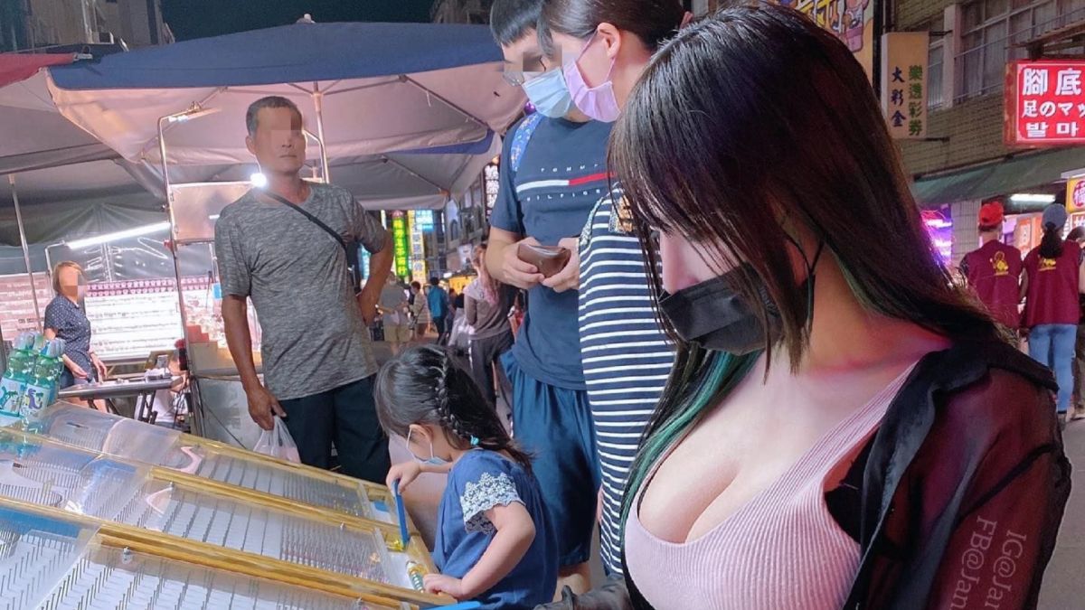 ▲泥泥學姐到夜市玩彈珠台。（圖／泥泥學姐臉書）