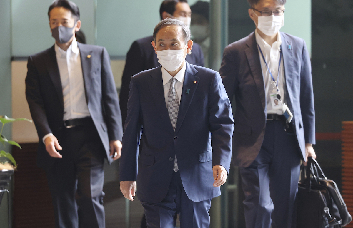 ▲日本朝日新聞最新民調顯示，日本首相菅義偉內閣支持率暴跌至33%，創新低。有67%的民眾不滿菅內閣對2019冠狀病毒疾病（COVID-19，武漢肺炎）的防疫作為。資料照。（圖／美聯社／達志影像）