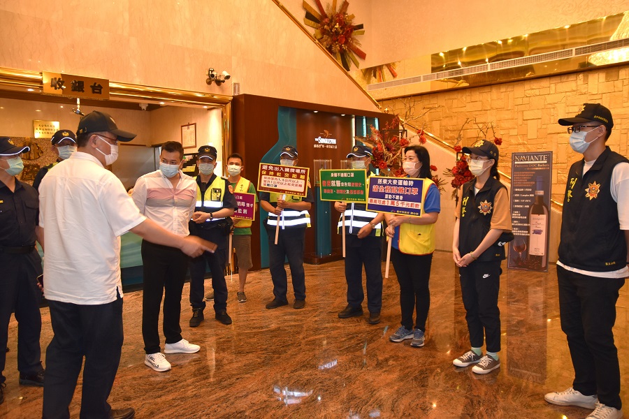 ▲第五分局分局長林沐弘親自督軍業者落實防疫實聯制(圖/記者鄧力軍翻攝)