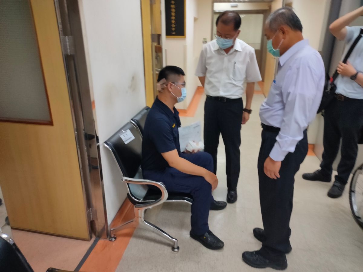 ▲警察局長黃明昭與三民二分局長黃文哲到醫院慰問受傷的董姓員警。（圖／翻攝畫面）