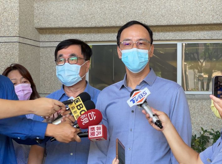 ▲前國民黨主席朱立倫今日到小琉球做公益，前高雄市副市長李四川全程陪同。（圖／朱立倫辦公室提供）