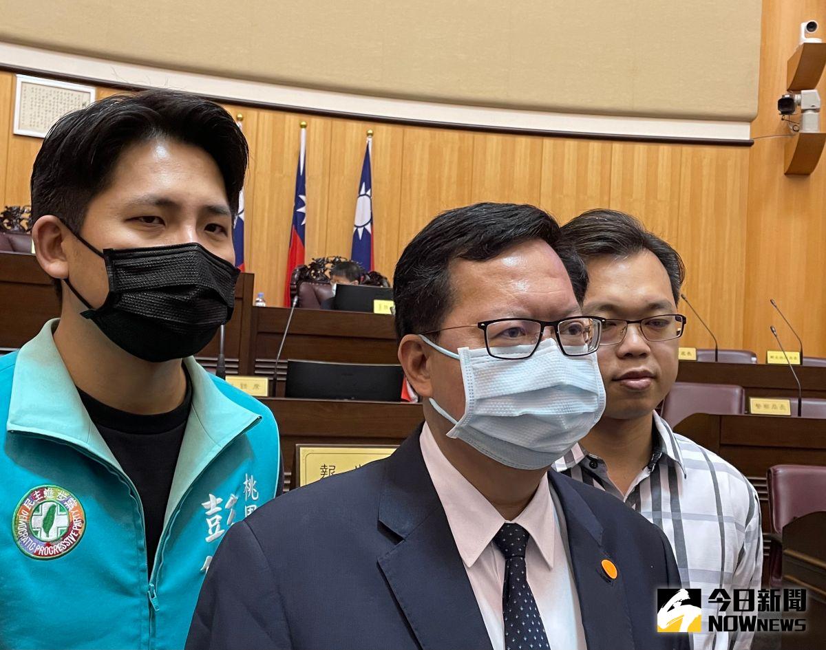 ▲鄭文燦表示，若進入第三級管制，公部門需採分組分區辦公，目前先請人事處和秘書處規劃演，做好準備。（圖／記者李春台攝，2021.05.12）