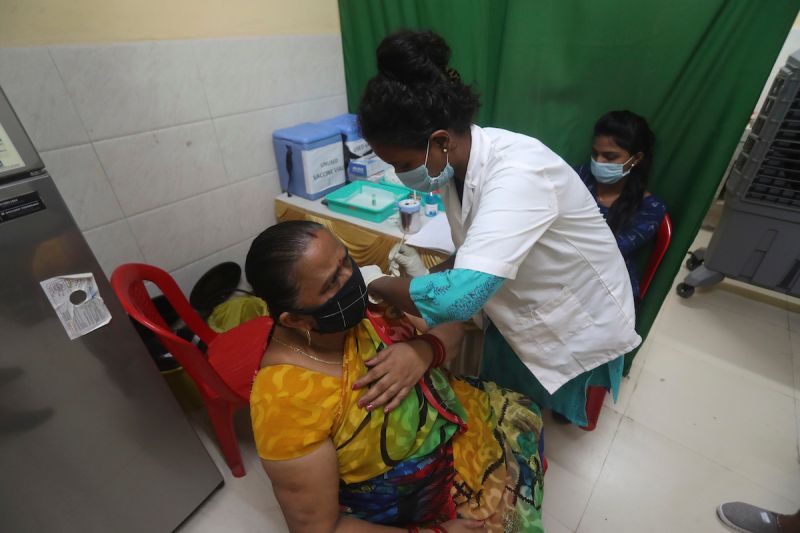 ▲達拉維貧民窟衛生狀況改善，並敦促民眾接種疫苗。（圖／美聯社/達志影像）