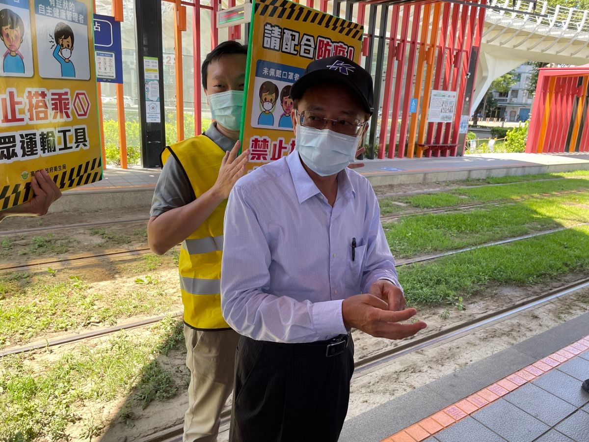 ▲高市捷運局長吳義隆今早前往高雄輕軌進行防疫稽查，提醒民眾搭乘大眾運輸工具務必全程配戴口罩。（圖／記者蔡佳宏攝,2021.05.12）