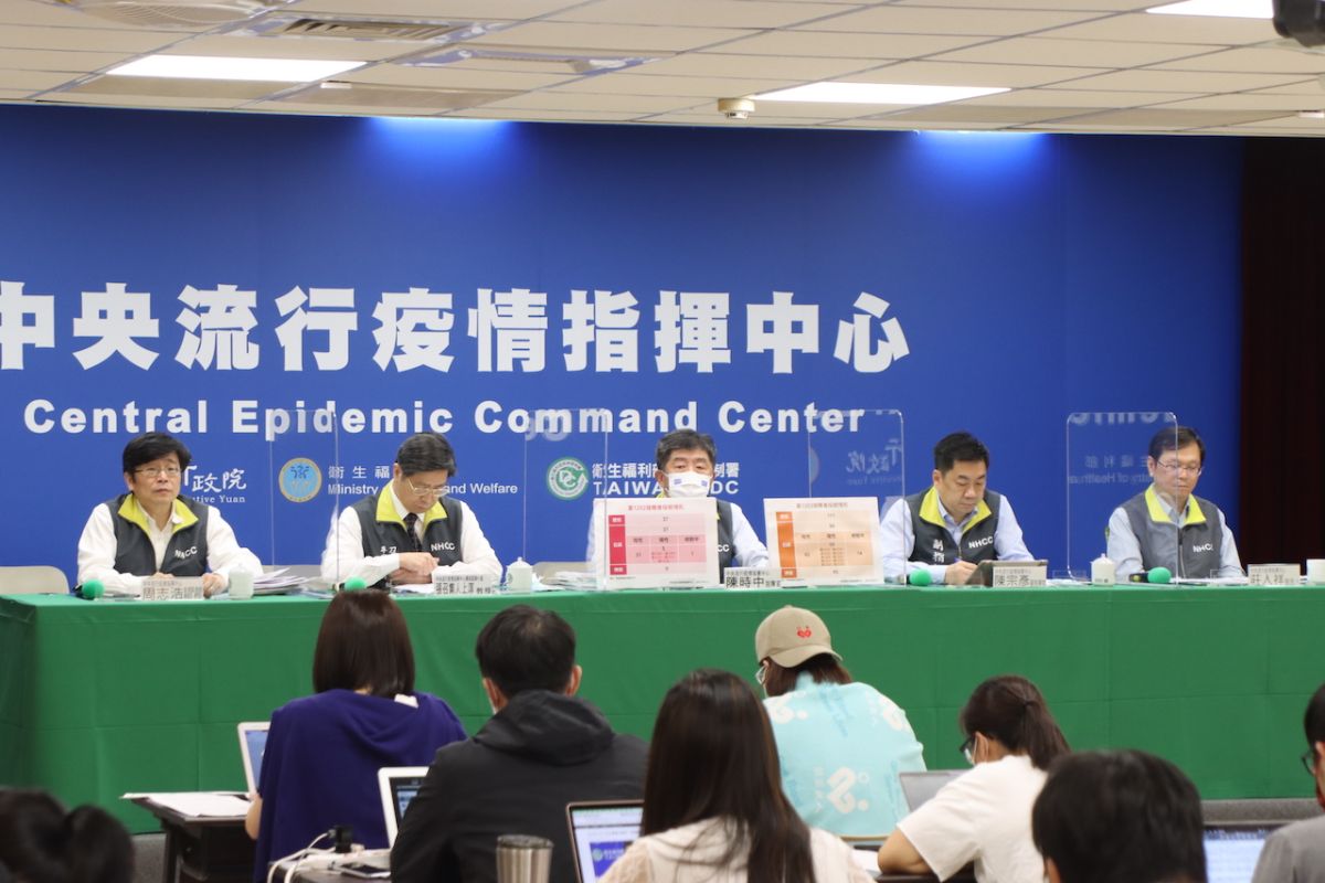 ▲指揮中心發言人莊人祥（右一）表示，許多確診個案感染源都相當明確，並不符合「10例感染源」不明。（圖／指揮中心提供）