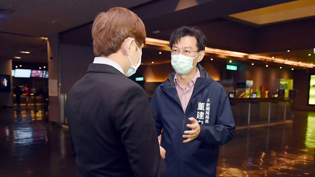 ▲ 高市府新聞局長董建宏利用議會教育部門質詢空檔時間，於今日中午趕赴威秀影城視察防疫作為。（圖／高市府新聞局提供）
