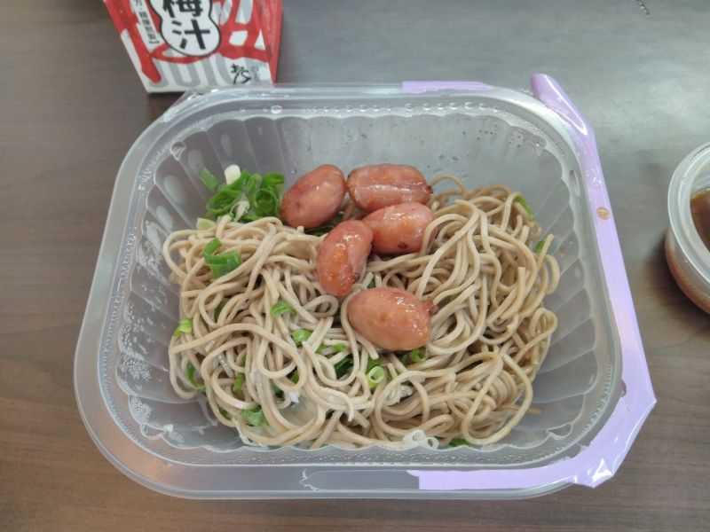 ▲原PO更說「蕎麥沾麵的醬汁與麵本身，依然是記憶中的清爽不膩，再加上加熱後的小香腸，也拌入其中，不算太油膩的少許油脂，連同微嗆的芥末醬食用，吃到最後一口真有意猶未盡的感受」。（圖／翻攝自PTT）