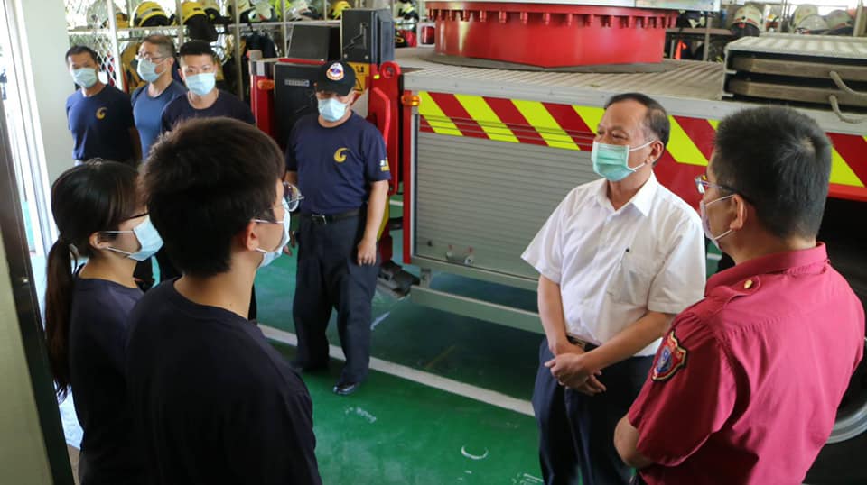 ▲因應COVID-19社區傳播風險升高，消防局局長李清秀率實地到前鎮、中華、鳳山、大樹、田寮、內門等6個防疫專責分隊視察，確保各防疫專責分隊完成整備。（圖／高市消防局提供）

