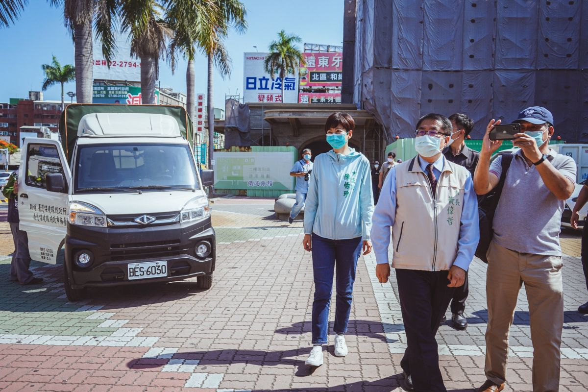 ▲台南市長黃偉哲視察車站消毒。（圖／台南市政府提供）