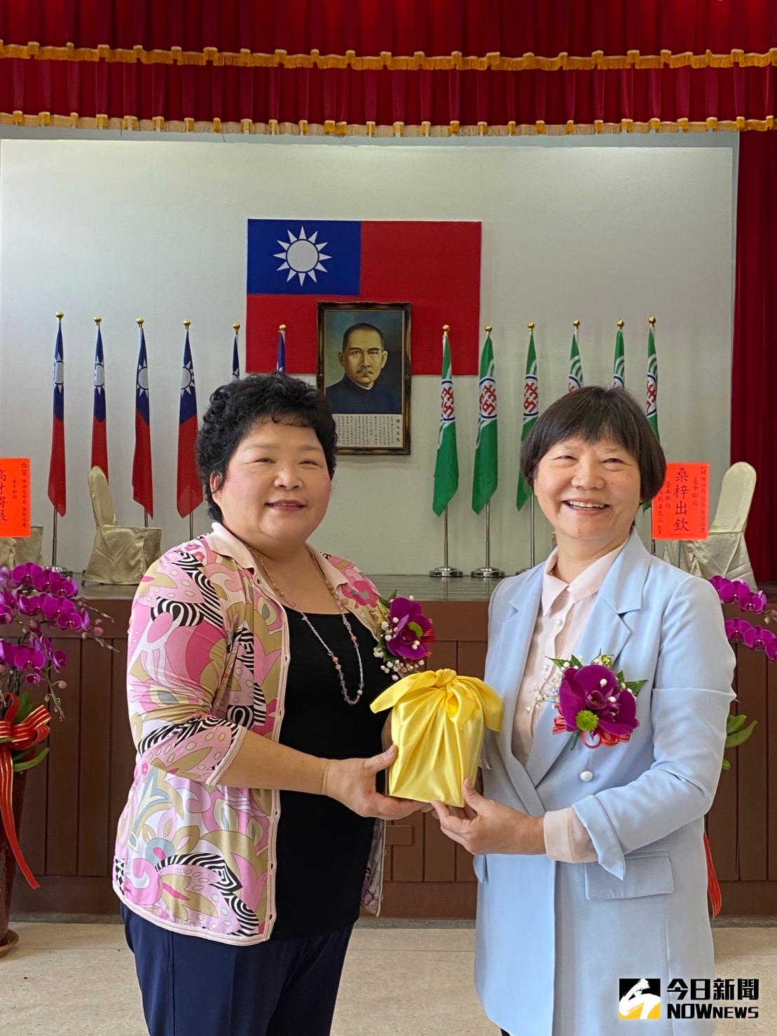 ▲台中郵局經理陳湘慈（右）今天布達，由中華郵政總經理室協理藍淑貞授予印信。（圖／記者金武鳳攝，2021.5.12)