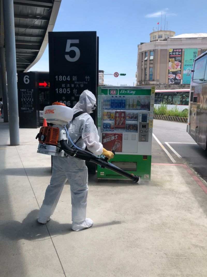 ▲基隆市政府今日也針對全市所有的公共場所、機關、學校進行大消毒。(圖/基隆市政府提供)