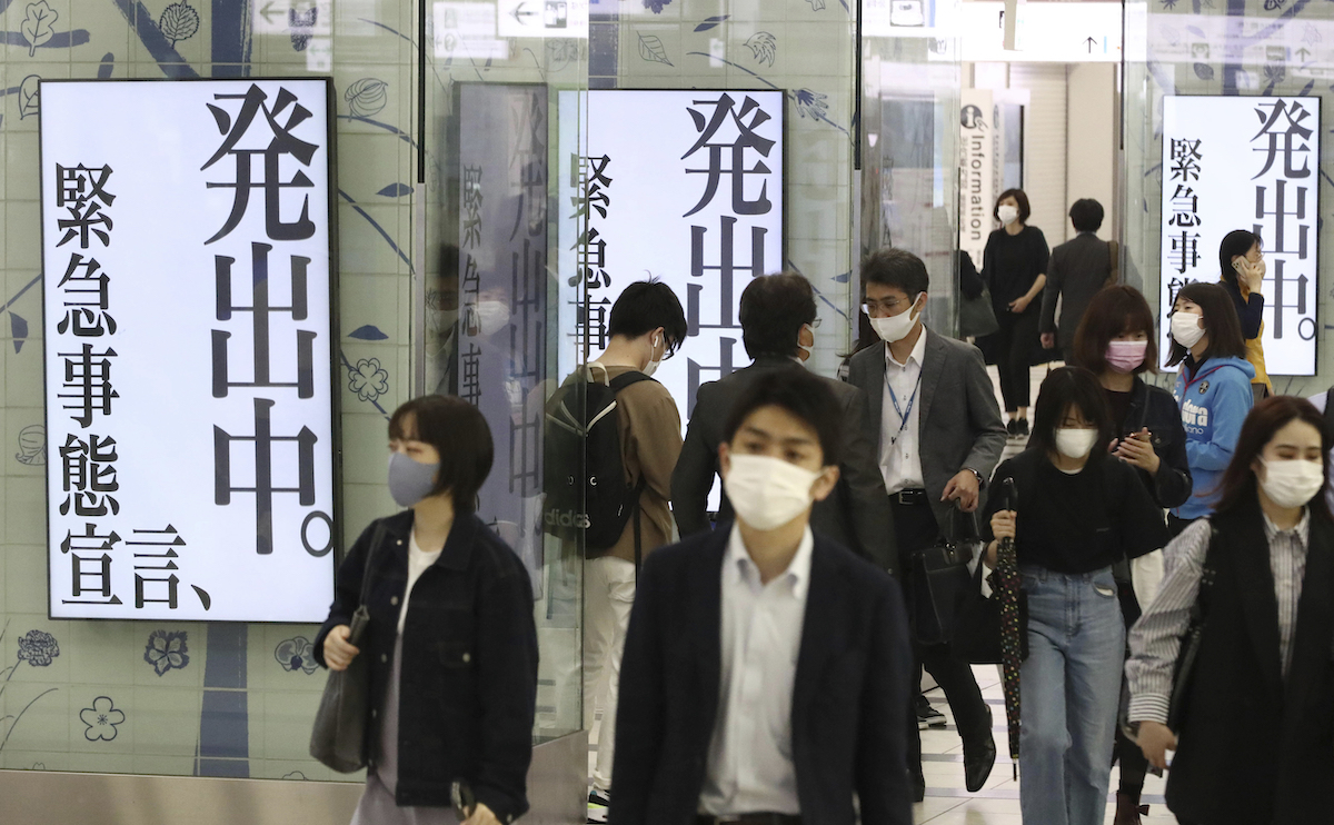 ▲日本因疫情嚴峻，今天起緊急事態宣言從東京都與沖繩縣擴大納入大阪府與首都圈3縣等共6地，期間至8月31日，呼籲餐廳全面停售酒類防疫。（圖／美聯社／達志影像）