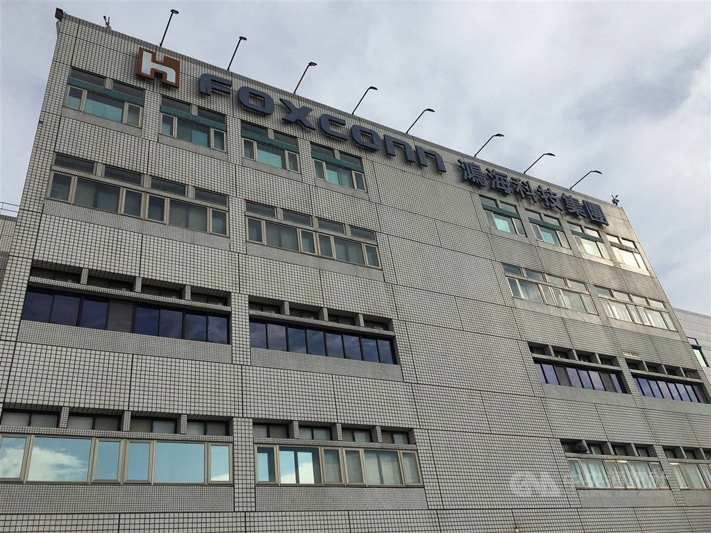 ▲ 鴻海12日晚間證實包下灣流專機，把印度廠區部分台籍幹部送回台灣。圖為鴻海位於新北市土城的總部。（中央社檔案照片）
