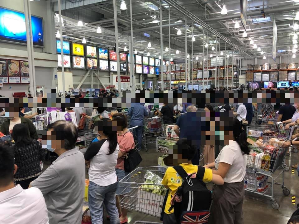 ▲新北中和好市多湧入許多民眾搶買物資。（圖／翻攝自《Costco好市多商品經驗老實說》）