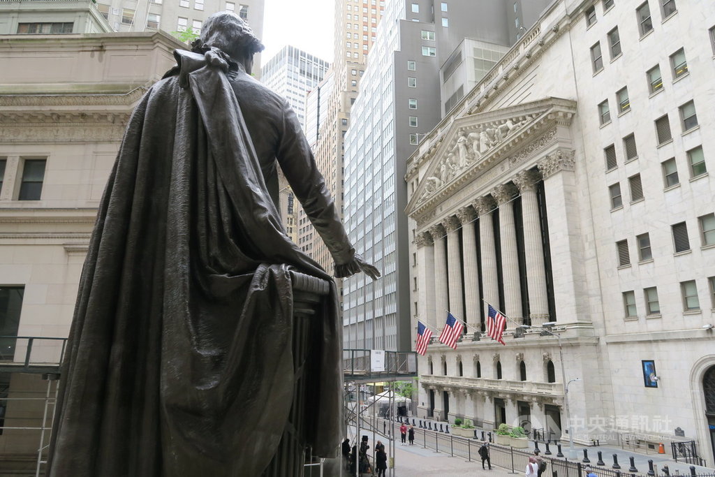 ▲美股在通貨膨脹憂慮氣氛中連3黑，道瓊工業指數當地時間12日大跌681點，創1月以來最糟表現。圖為紐約證券交易所。中央社記者尹俊傑紐約攝 110年5月13日